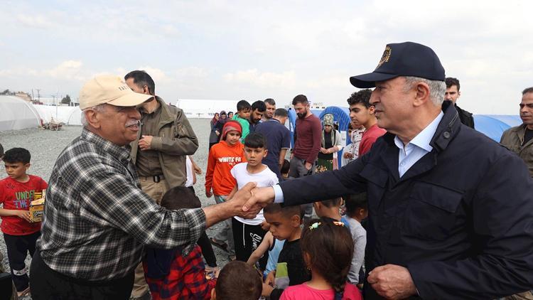 Bakan Akar, Hataydaki çadır kentleri ziyaret etti