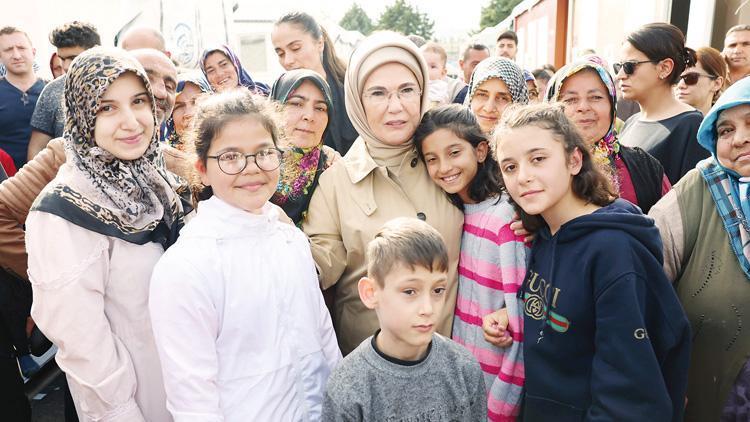 Hatay’da depremzedeleri ziyaret etti