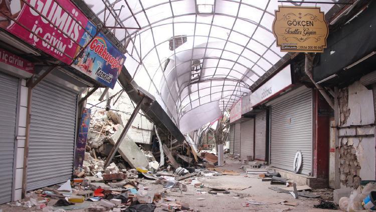 Depremde hasar gören Uzun Çarşı’daki işyerini açtı