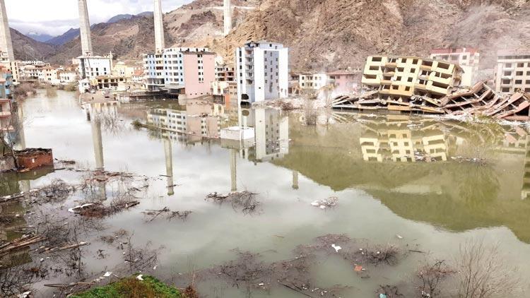 Baraj suları terk edilen binalara girdi