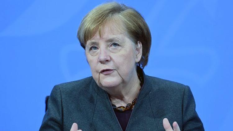 Eski başbakan Merkel’e ‘Yıldızlı Büyük Liyakat Nişanı’