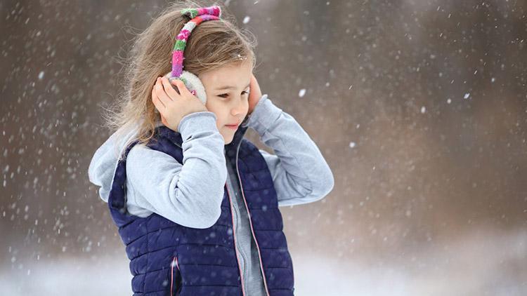 Neden çocuklar soğuk havalarda yetişkinler kadar çok üşümüyor (Sebebi sürekli koşuşturmaları değilmiş)