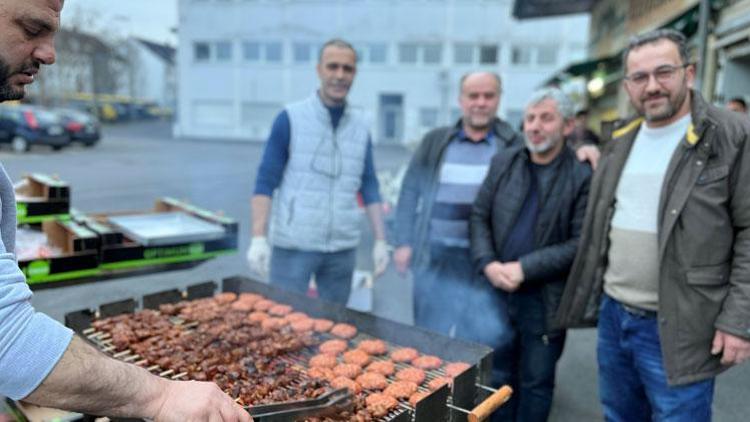 Köln toptancı hali esnafı iftarda mangal yaptı