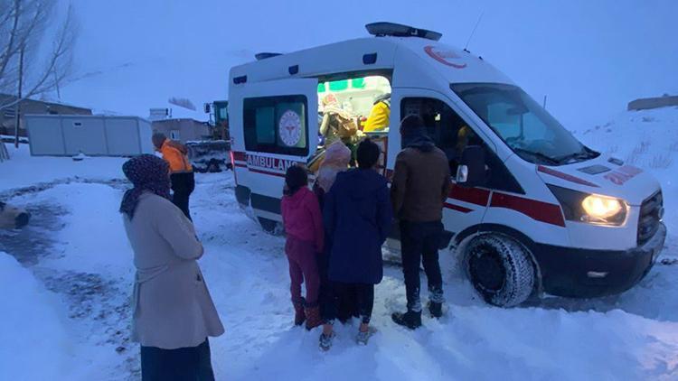 Vanda köyde kardan mahsur kalan hamile kadın hastaneye ulaştırıldı