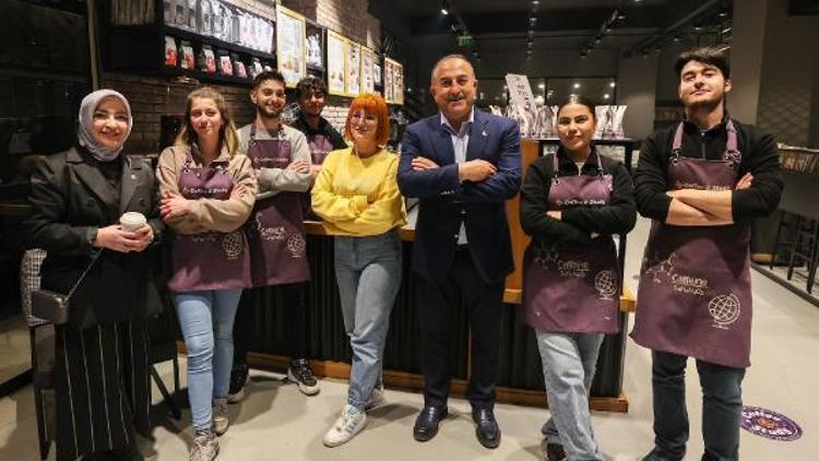 Bakan Çavuşoğlu, Sakarya’da gençlerle sahur yaptı