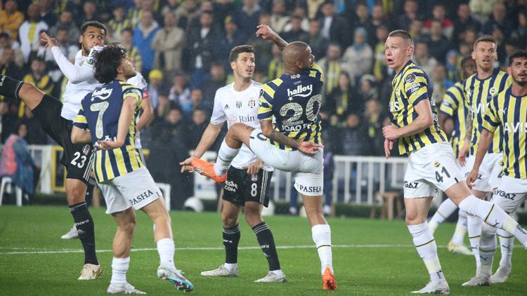 Fenerbahçe - Beşiktaş derbisinde tansiyon yükseldi Aboubakar ve taraftar arasında...