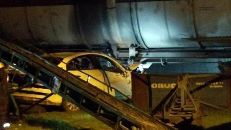 Diyarbakır’da faciadan dönüldü Otomobil, yük trenine çarptı