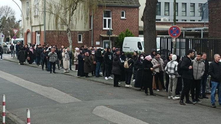 Köln Konsolosluğu’nda adres beyanı kuyruğu