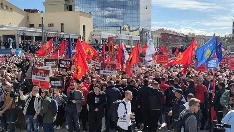 Kosova’da ‘savaş suçu’ndan yargılanan Thaçi için destek gösterisi