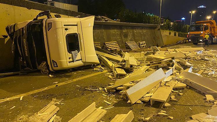 Maltepe’de kontrolden çıkan tır yol ayrımından D-100 kara yoluna düştü: 1 yaralı