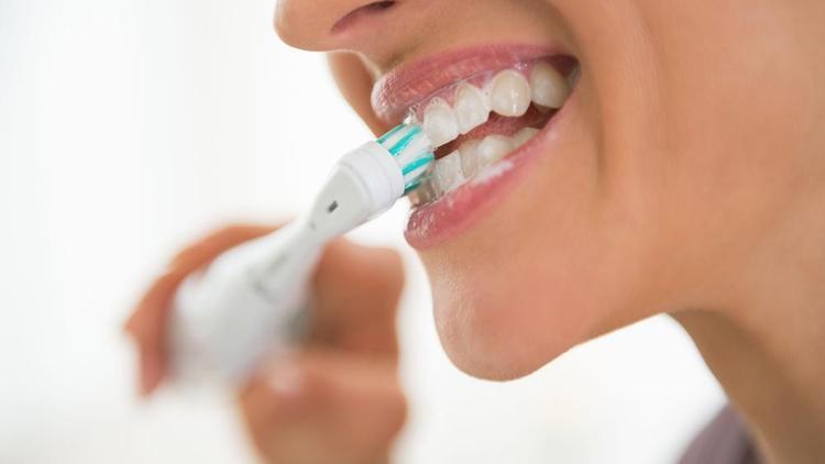 Diş hekimleri yıllardır bunu tartışıyor: Dişlerimizi kahvaltıdan önce mi yoksa sonra mı fırçalayalım