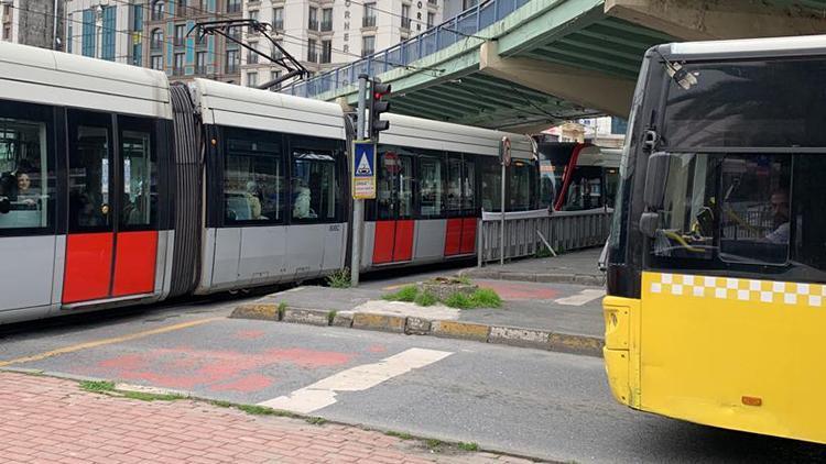 İETT otobüsü tramvaya çarptı