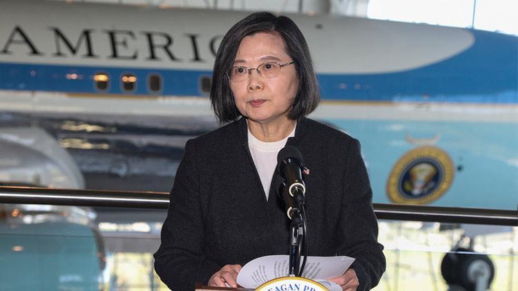Tayvan Cumhurbaşkanı ABD’yi ziyaret etti, Pekin Tayvan açıklarına uçak gemisi gönderdi