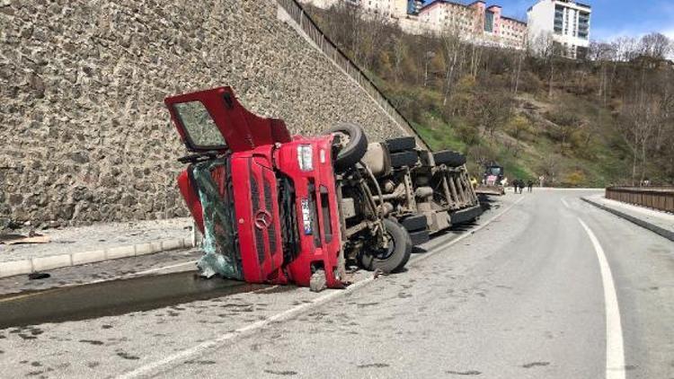 Artvin’de devrilen TIRın sürücüsü yaralandı