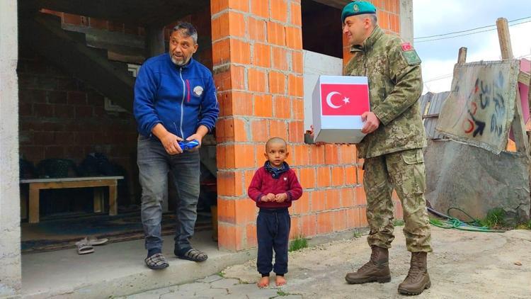 Türk askeri Kosova’da Ramazan kolisi dağıttı
