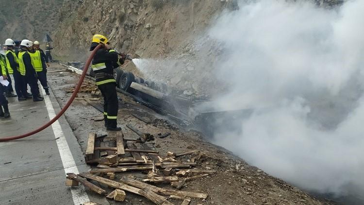 Özbekistan’da boya malzemeleri taşıyan tır devrildi: 1 ölü, 6 yaralı