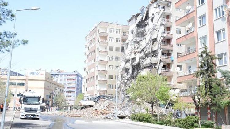 Diyarbakır’da bir kısmı çöken ağır hasarlı binanın kontrollü yıkımı başladı