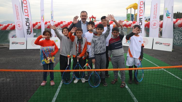 Bakan Kasapoğlu, depremzede çocuklarla tenis oynadı