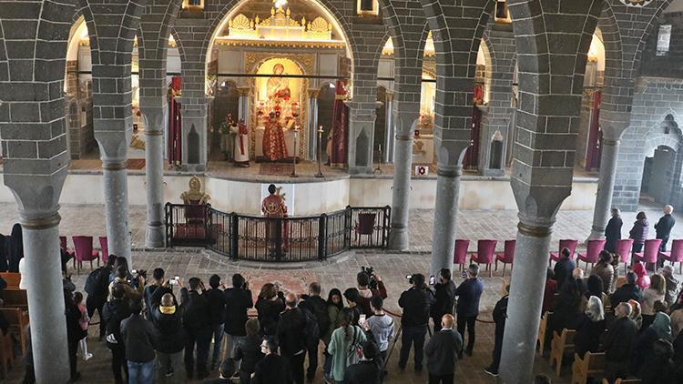Tarihi Surp Giragos Ermeni Kilisesinde 8 yıl sonra ilk paskalya ayini