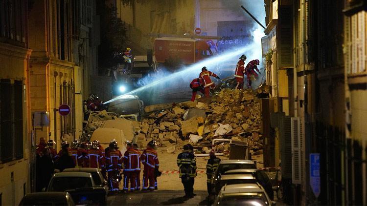 Fransada binalar art arda çöktü... 10 kişi için zamana karşı yarış