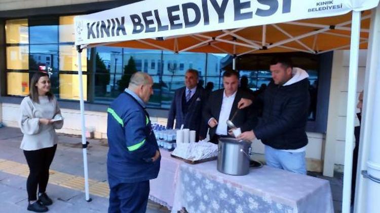 Kınık Belediyesiden hastane önünde ramazan boyunca çorba ikramı