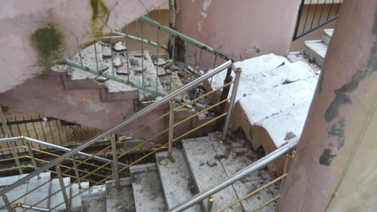 Avcılarda merdivenleri çöken 50 yıllık bina mühürlendi