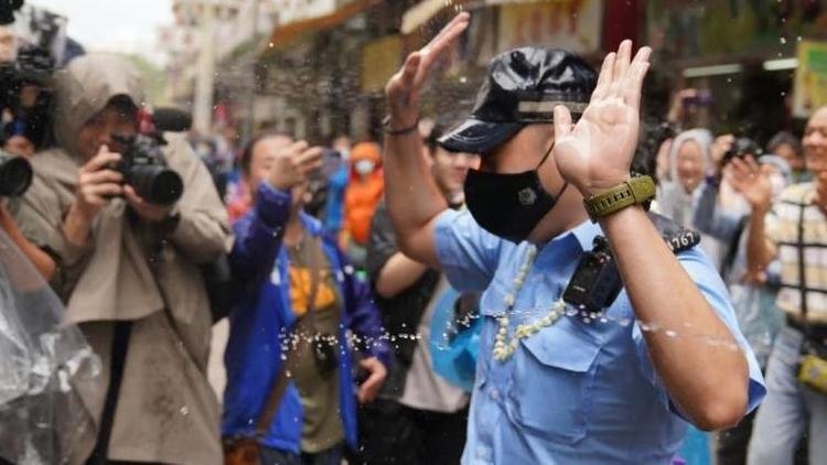 Hong Kongda polise su sıkan 2 kişi gözaltına alındı