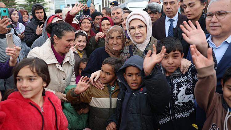 Emine Erdoğan, Malatya’da depremzedelerle bir araya geldi