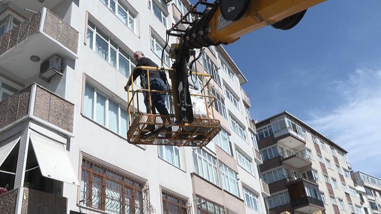 Bahçelievlerde hasarlı 6 katlı binanın yıkım çalışması başlatıldı