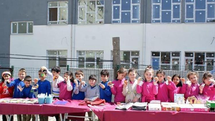 İlkokul öğrencileri, depremzedeler için kermes düzenledi