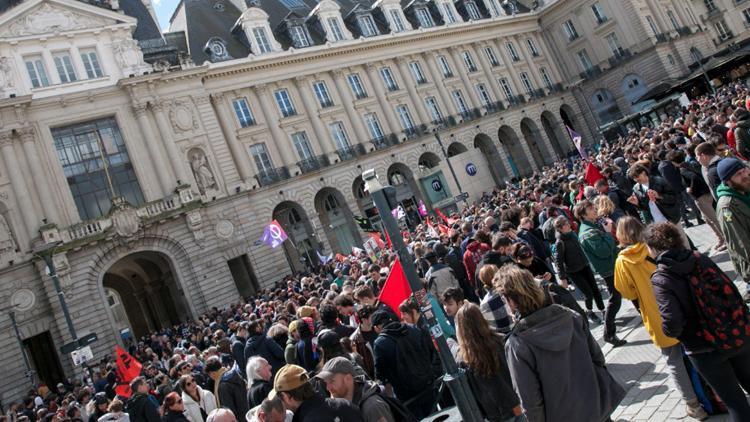 Fransada tartışmalı emeklilik reformu yasalaştı