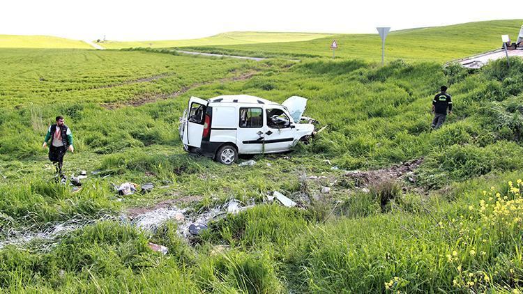 Diyarbakırda hafif ticari araç şarampole yuvarlandı: 4 yaralı