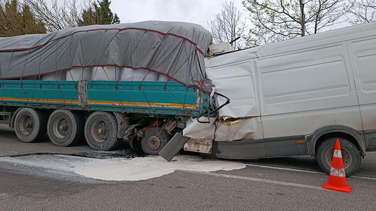 Minibüs, TIRa arkadan çarptı: 2 ölü