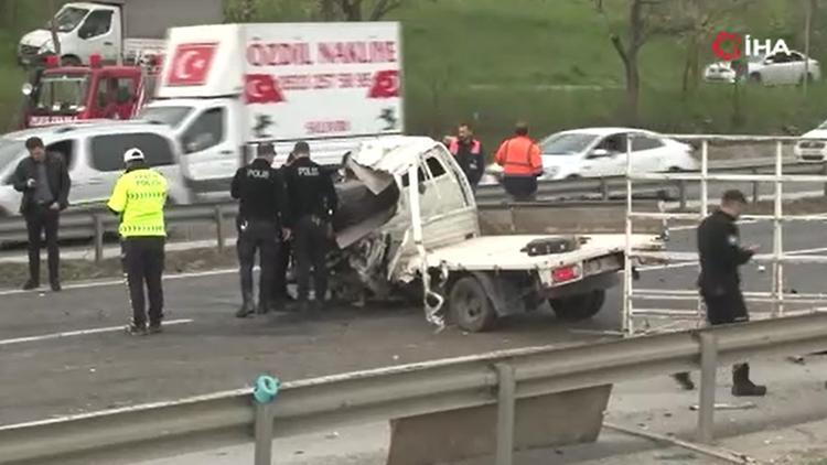 İstanbulda kamyonet EDS direğine çarptı: 1 ölü, 1 yaralı