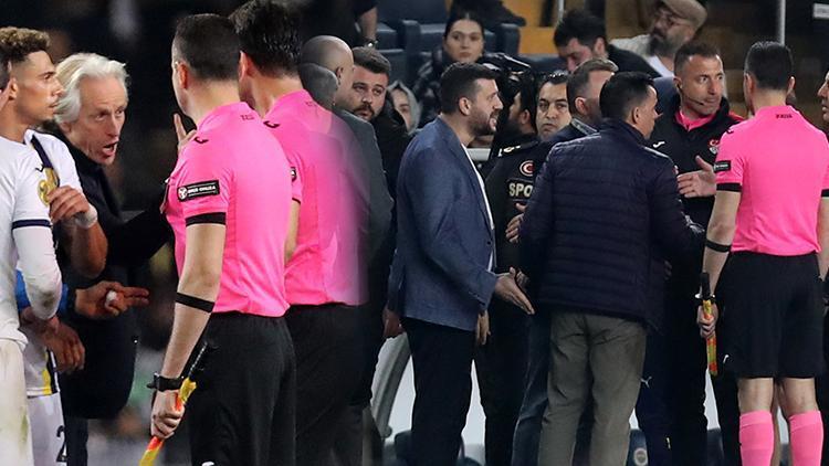 Fenerbahçede Jorge Jesus ve yöneticilerden hakeme tepki Devre arasında...