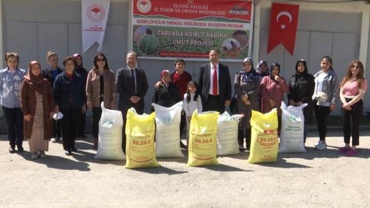 Elazığ’da kadın çiftçilere nohut tohumu dağıtıldı