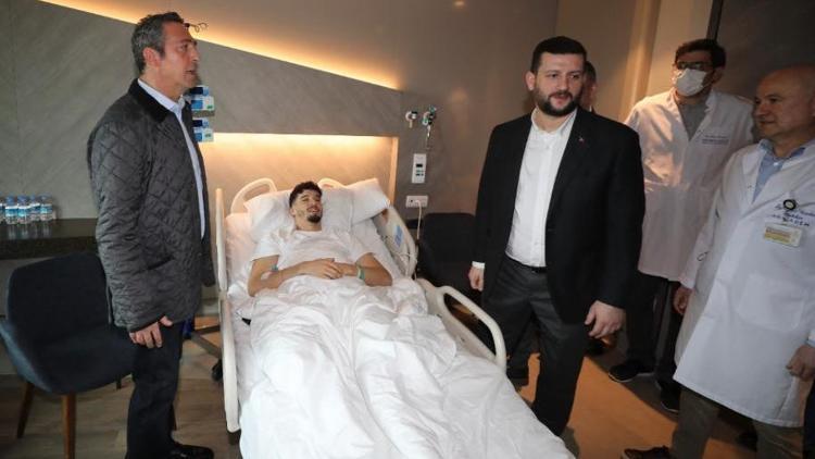 Fenerbahçe Başkanı Ali Koç ve yöneticiler, Altay Bayındır’ı ziyaret etti