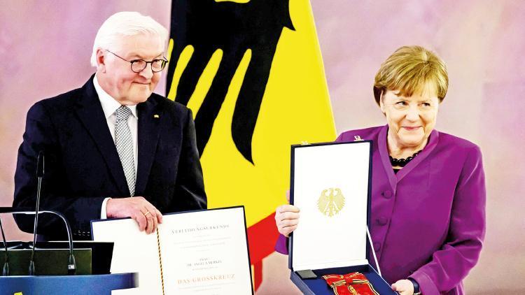 Merkel’e liyakat nişanı verildi