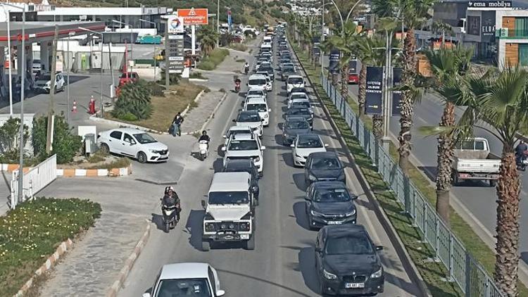 Muğlada bayram hareketliliği başladı: Uzun araç kuyrukları oluştu