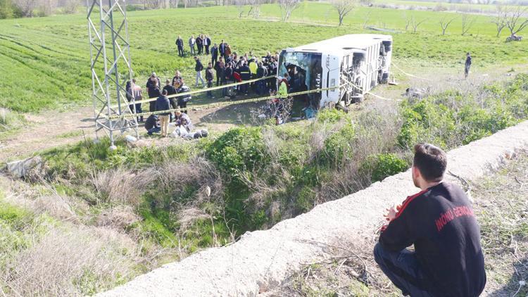 İşçileri taşıyan otobüs devrildi: 3 ölü 31 yaralı