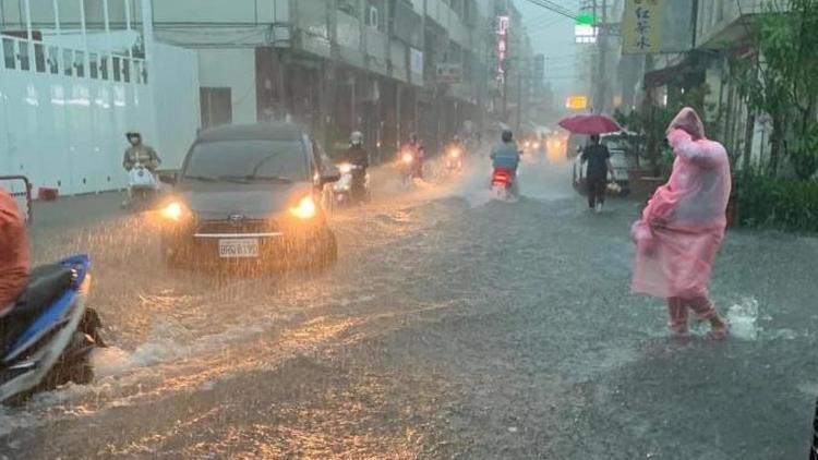 Tayvan’da sel nedeniyle cadde ve sokaklar sular altında kaldı