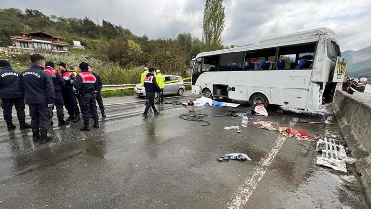 Sakaryada işçileri taşıyan servis midibüsü devrildi: 2 ölü, 12 yaralı