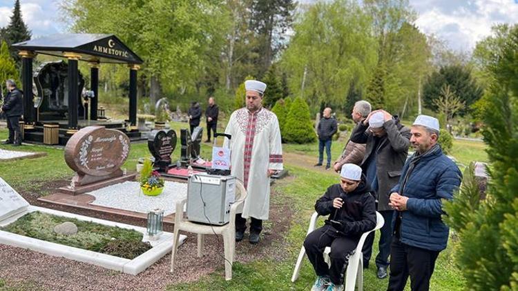 Müslümanlar arife gününde Köln mezarlığına koştu