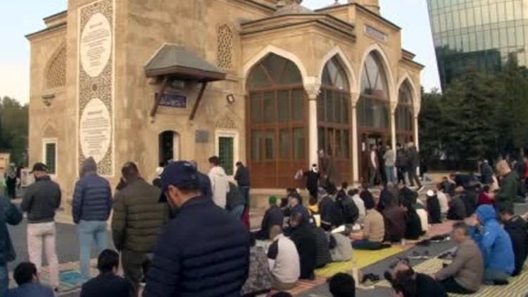 Azerbaycanlı Müslümanlar bayram namazında Şehitlik Camiini doldurdu
