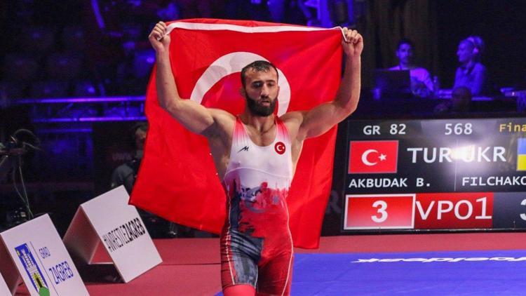 Milli güreşçi Burhan Akbudak, Avrupa şampiyonu