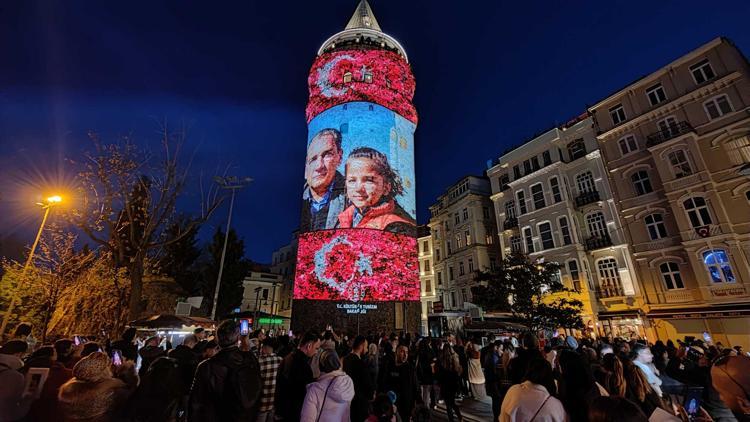 Galata Kulesi 23 Nisanda Atatürkün fotoğraflarıyla renklendi