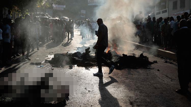 Öfkeli kalabalık, polisin elinden aldığı 13 çete üyesini diri diri yaktı
