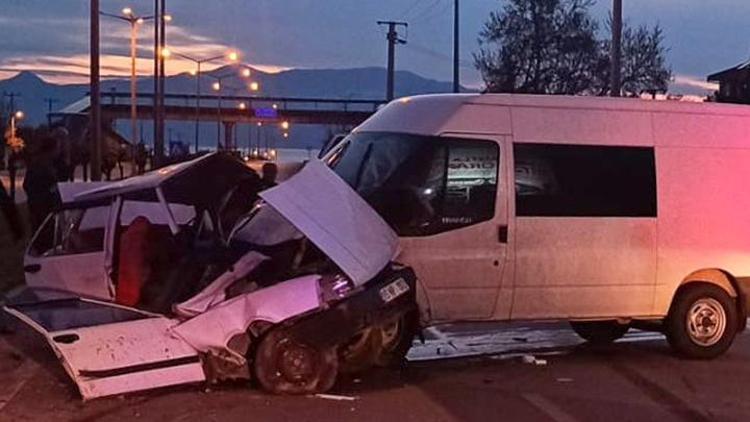 Burdurda otomobille minibüs çarpıştı: 1 ölü, 2 yaralı