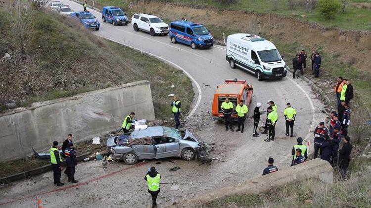 Otomobil 5 metreden alt geçide devrildi: 1i çocuk 3 kişi hayatını kaybetti