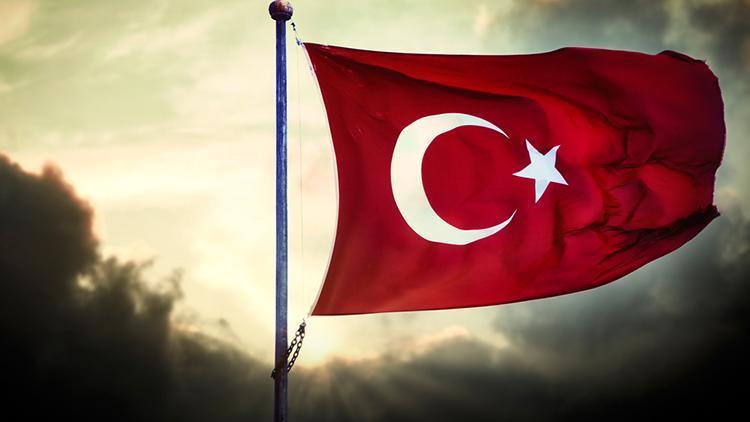 Türk bayrağına büyük saygısızlık… İsveç’te alçak tehdit